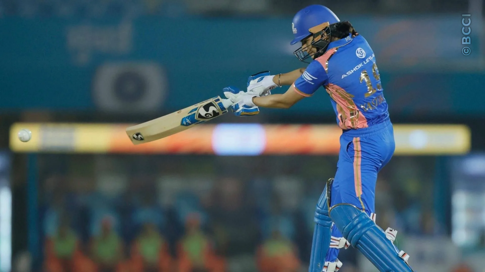 TATA WPL 2025: Eliminator - Mumbai Indians vs Gujarat Giants — photo 13