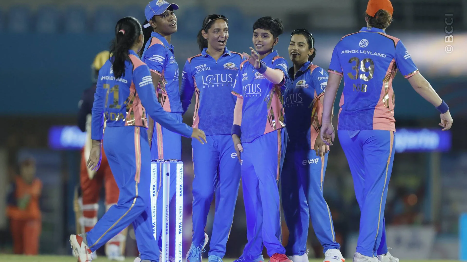 TATA WPL 2025: Match 20 - Mumbai Indians vs Royal Challengers Bengaluru — photo 11