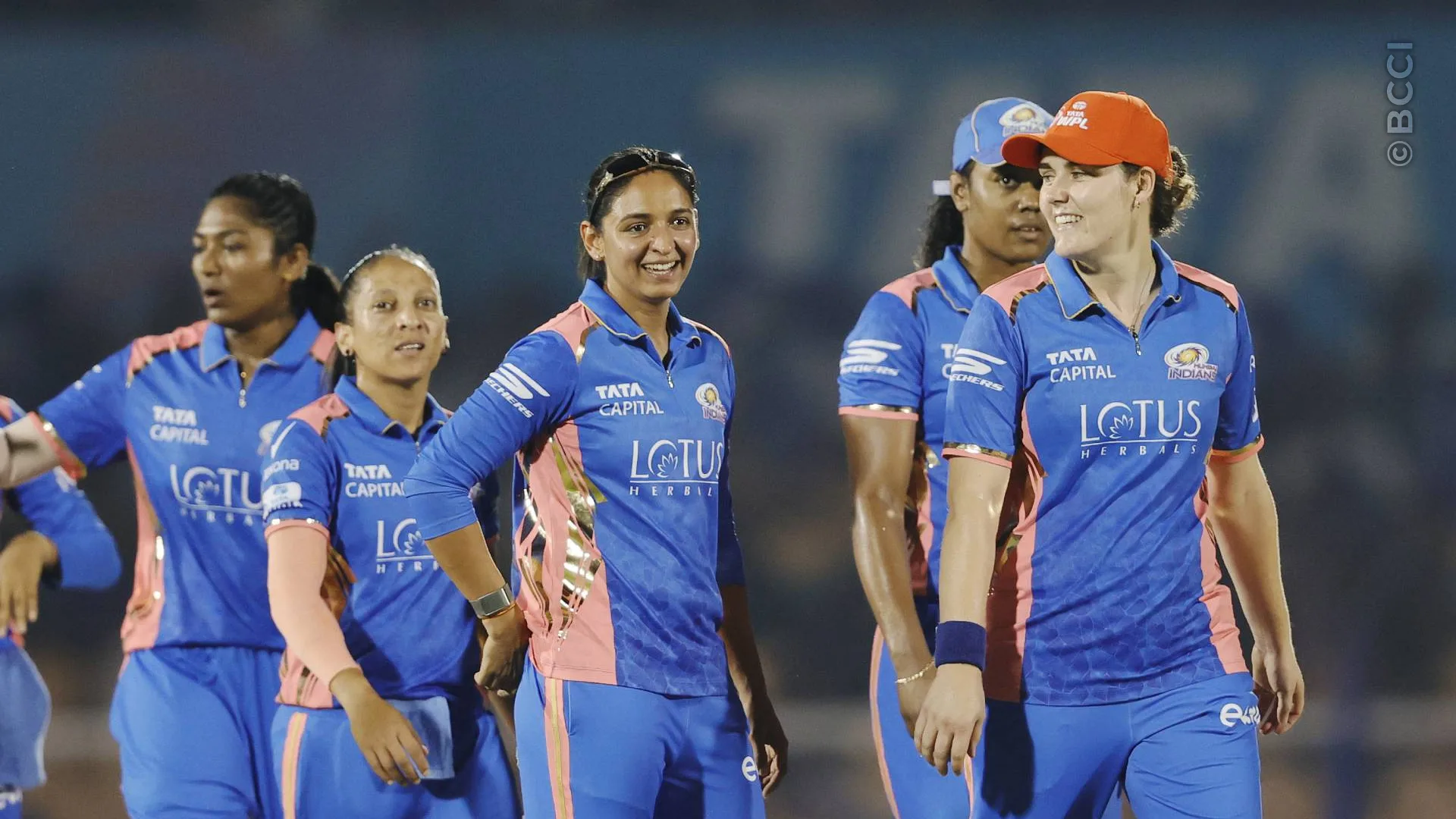 TATA WPL 2025: Match 20 - Mumbai Indians vs Royal Challengers Bengaluru — photo 10
