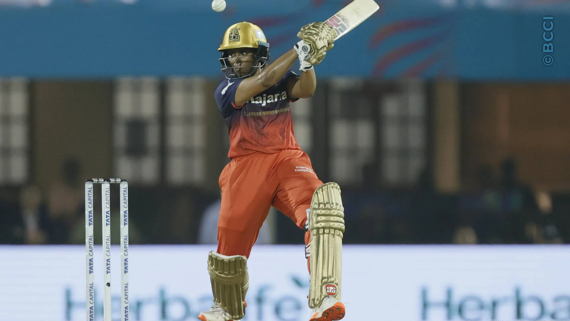 TATA WPL 2025: Match 20 - Mumbai Indians vs Royal Challengers Bengaluru — photo 13