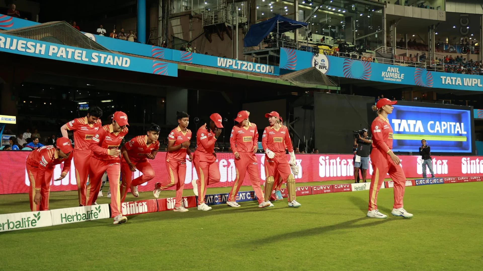 TATA WPL 2025: Match 12 - Royal Challengers Bengaluru vs Gujarat Giants — photo 8