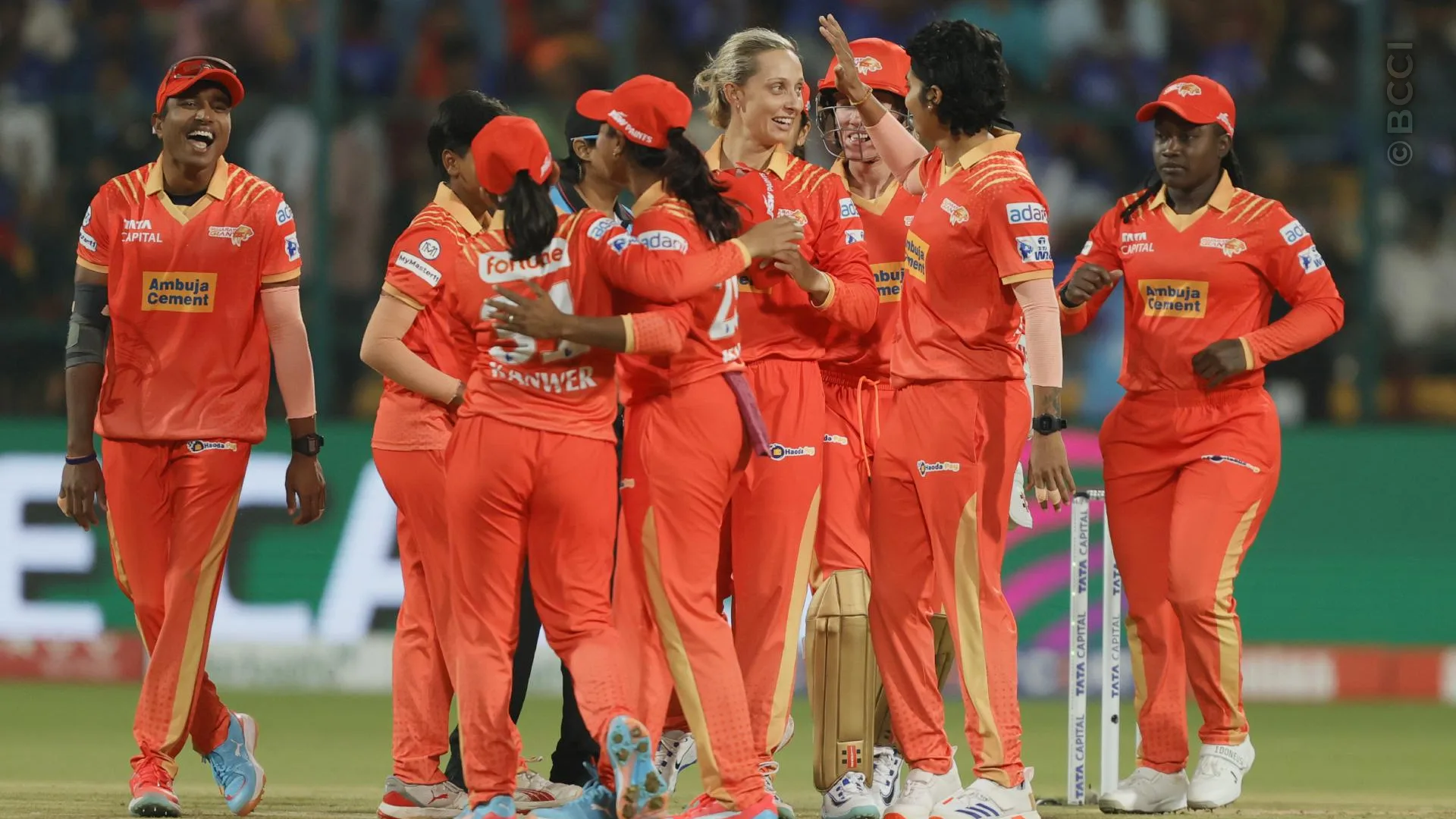 TATA WPL 2025: Match 12 - Royal Challengers Bengaluru vs Gujarat Giants — photo 12