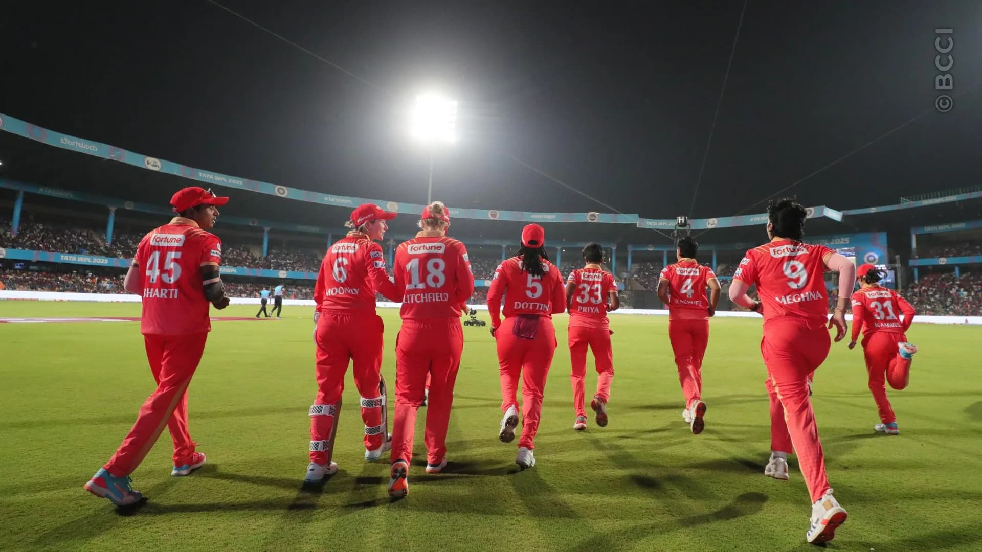 TATA WPL 2025: Match 12 - Royal Challengers Bengaluru vs Gujarat Giants — photo 9