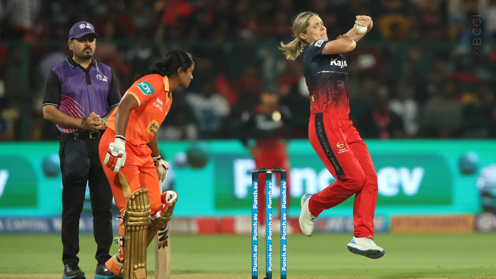 TATA WPL 2024: Match 5 - Royal Challengers Bangalore vs Gujarat Giants — photo 16