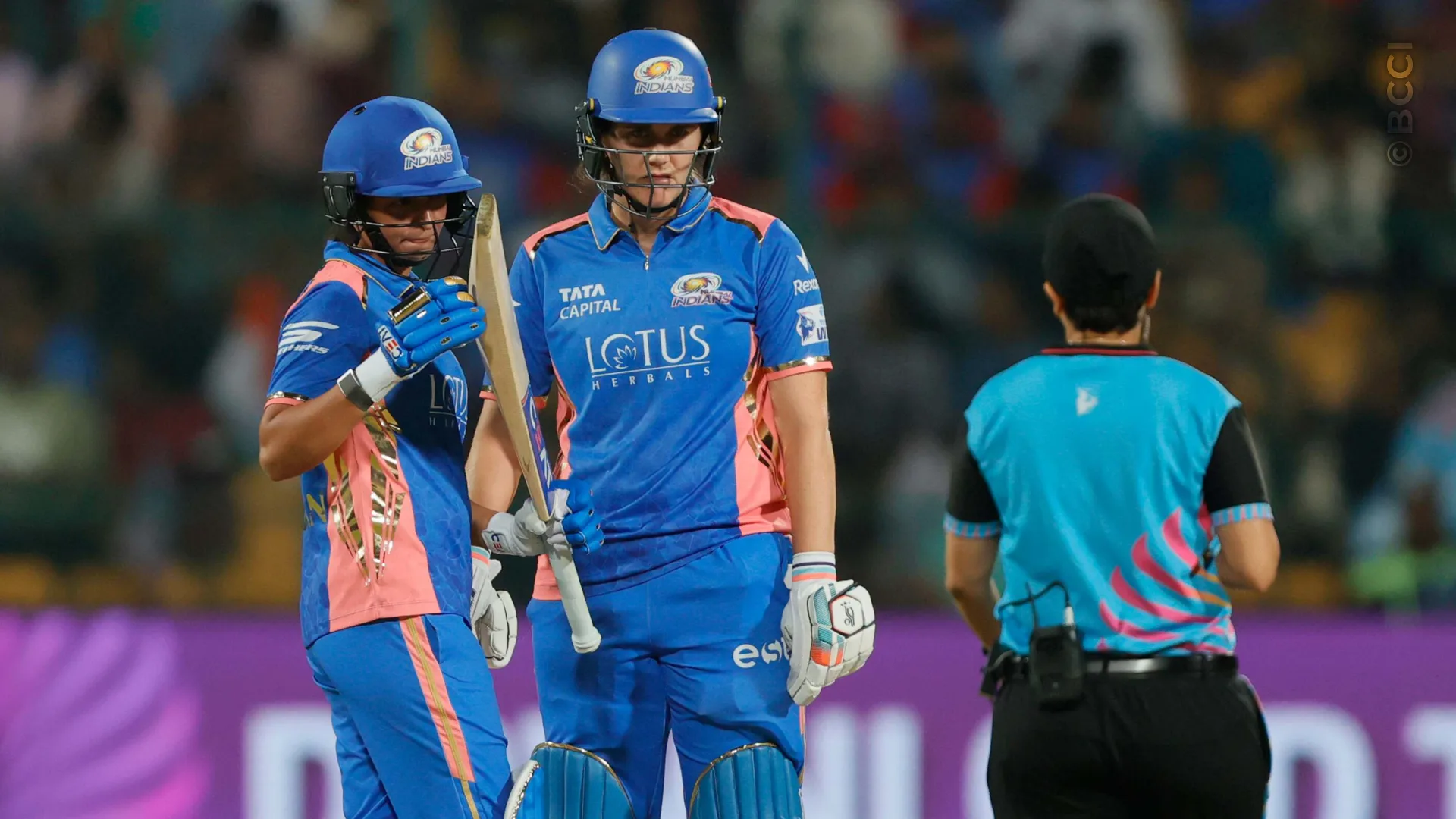 TATA WPL 2025: Match 13 - Delhi Capitals vs Mumbai Indians — photo 15