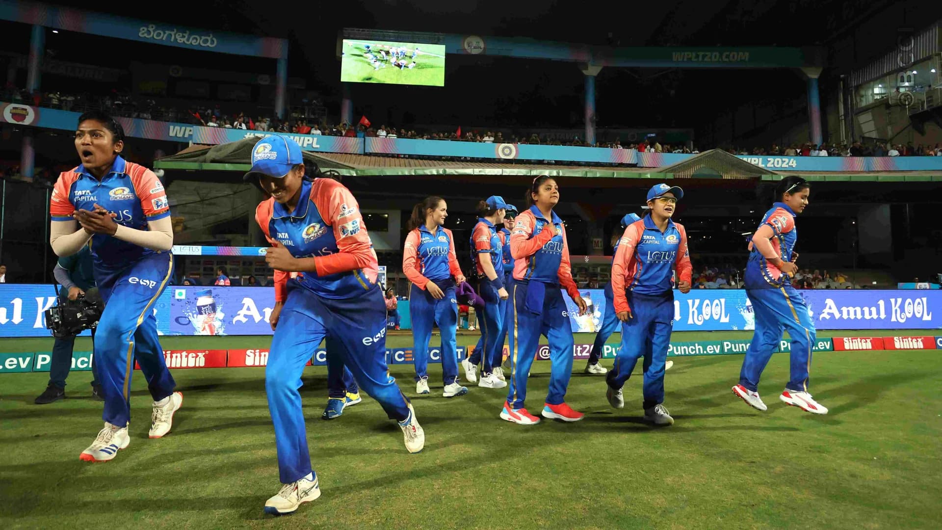 TATA WPL 2024: Match 9 - Royal Challengers Bangalore vs Mumbai Indians — photo 3