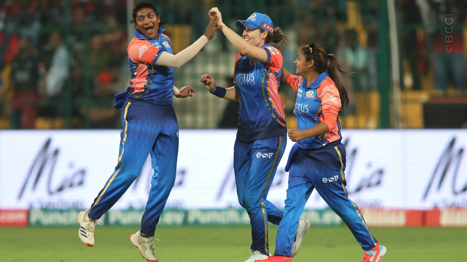 TATA WPL 2024: Match 9 - Royal Challengers Bangalore vs Mumbai Indians — photo 8