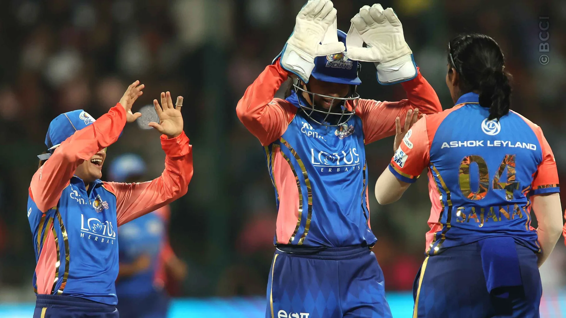 TATA WPL 2024: Match 9 - Royal Challengers Bangalore vs Mumbai Indians — photo 20