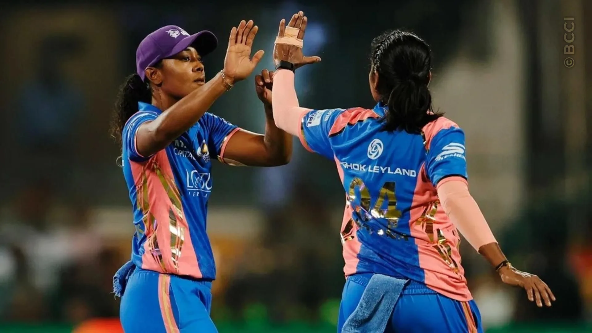TATA WPL 2025: Match 7 - Royal Challengers Bengaluru vs Mumbai Indians — photo 16