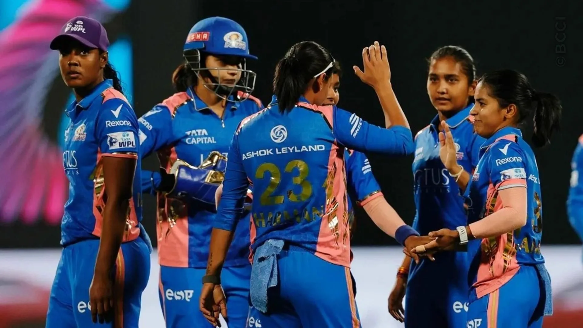 TATA WPL 2025: Match 7 - Royal Challengers Bengaluru vs Mumbai Indians — photo 24