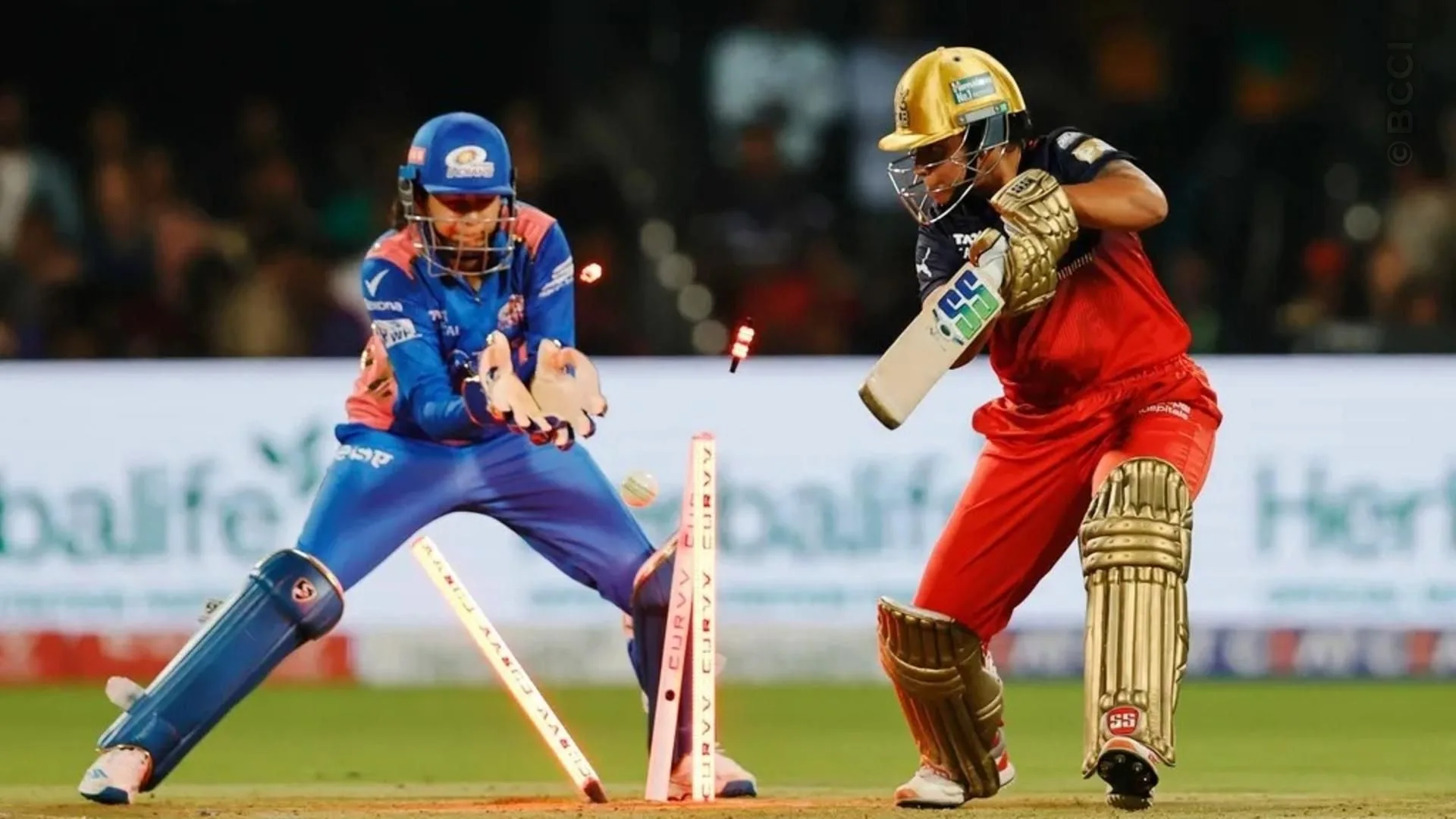 TATA WPL 2025: Match 7 - Royal Challengers Bengaluru vs Mumbai Indians — photo 22