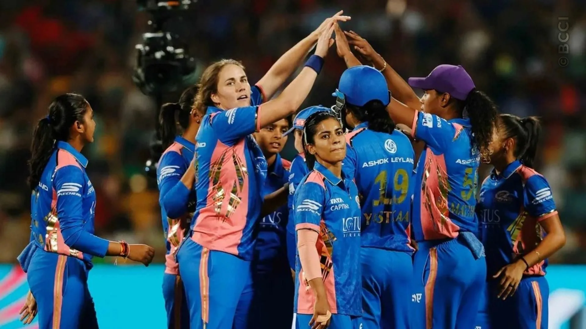 TATA WPL 2025: Match 7 - Royal Challengers Bengaluru vs Mumbai Indians — photo 18