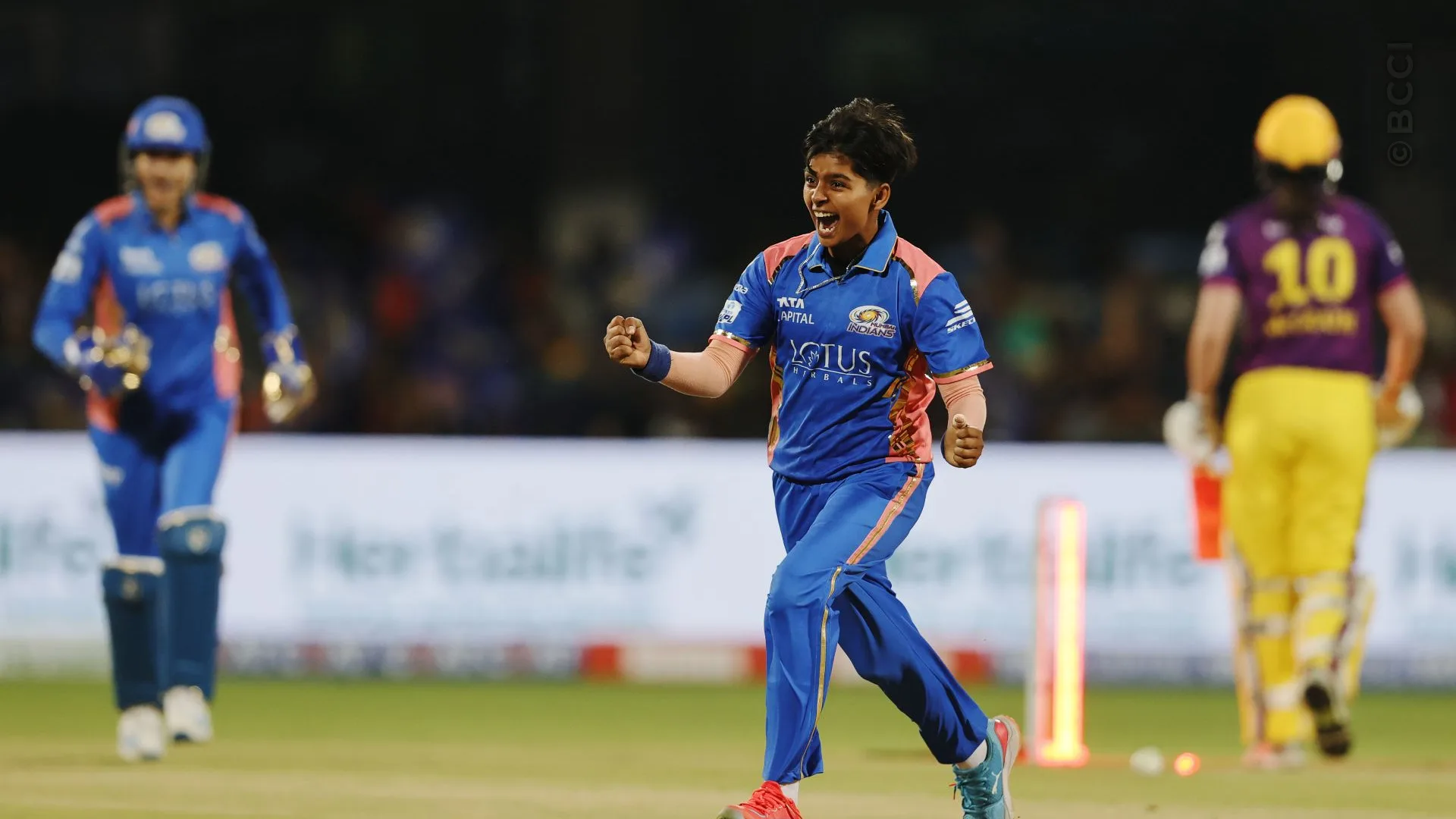 TATA WPL 2025: Match 11 - Mumbai Indians vs UP Warriorz — photo 18