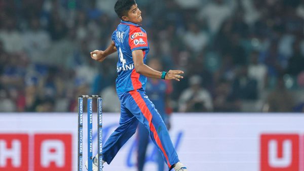 batter-steps-out-bowler-spots-it-wide-smart-cricket-6387525159112.Click to read full article.