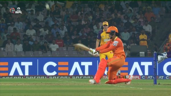 4-4-4-4-harleen-deol-breathes-momentum-into-the-innings-6321824871112.Click to read full article.