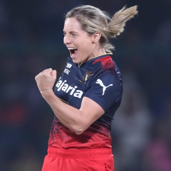 magnificent-molineux-turns-the-match-around-with-320-in-final-6349130333112.Click to read full article.