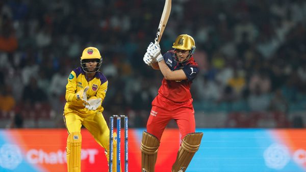 elegant-strokes-mandhana-threads-the-gaps-6387610434112.Click to read full article.